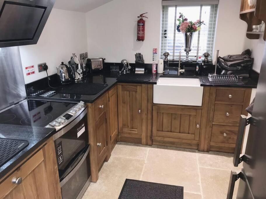 Chic 2 Bed Peak District Cottage Barn Near Alton Towers, Polar Bears, Chatsworth House Leek Εξωτερικό φωτογραφία